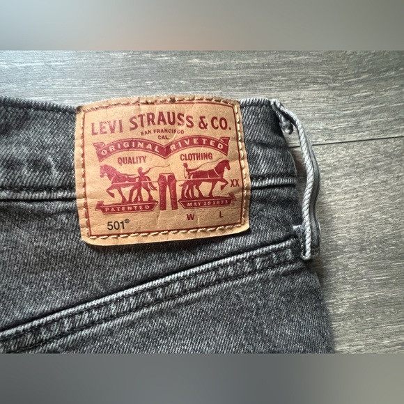 Levi's 501 Cut Off Raw Hem Button Fly Jean Shorts in Dark Gray. Size 26 - Picture 7 of 12